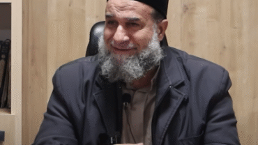 خُذِ الْعَفْوَ وَأْمُرْ بِالْعُرْفِ وَأَعْرِضْ عَنِ الْجَاهِلِينَ