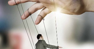 آليات التبعية… التماثل والإذعان